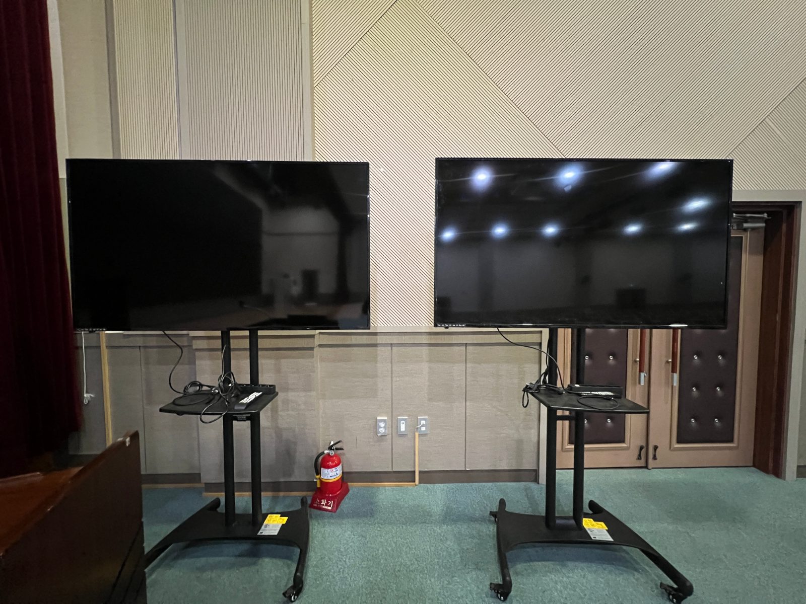 42인치 TV-((거치대, HDMI, 멀티탭 포함))